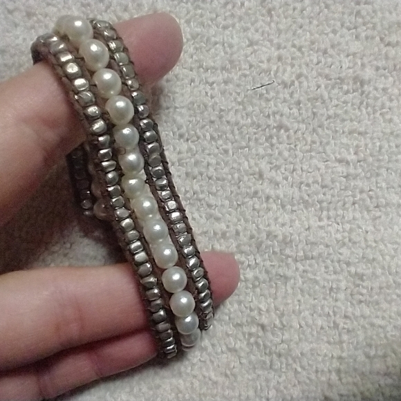 Silvertone faux pearl brown cord ae American eagle outfitters button bracelet - Picture 1 of 3